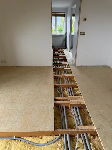 Rör för vattenburen golvvärme förlagda i spårskivor under renovering